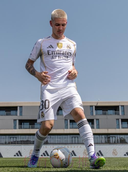 皇马官方：马斯坦托诺签约六年 球衣号码30号